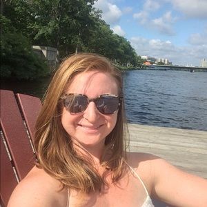 Meet your Posher, Caitlin